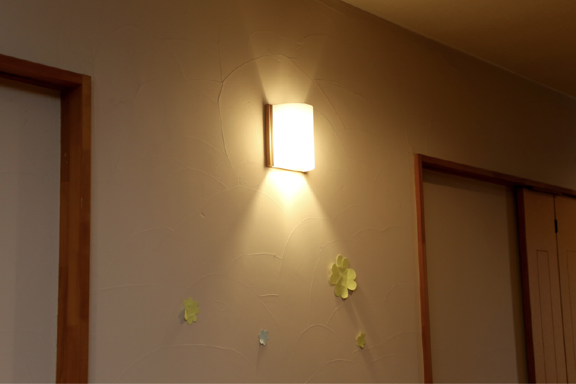 壁にかかった照明の写真