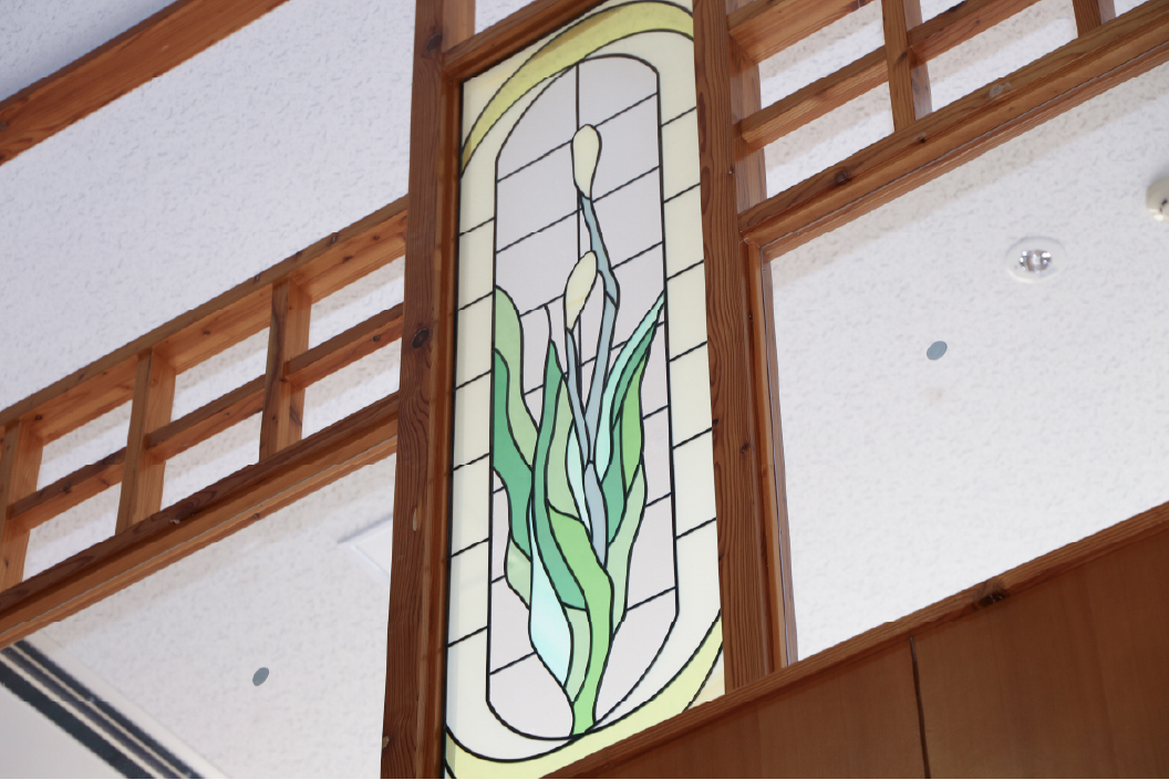 施設内の植物の描かれたステンドグラスの写真