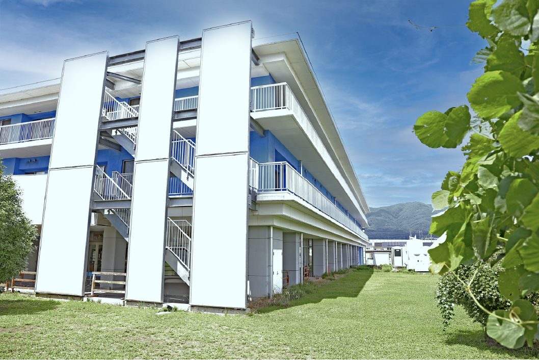 施設の外観を庭から見た写真