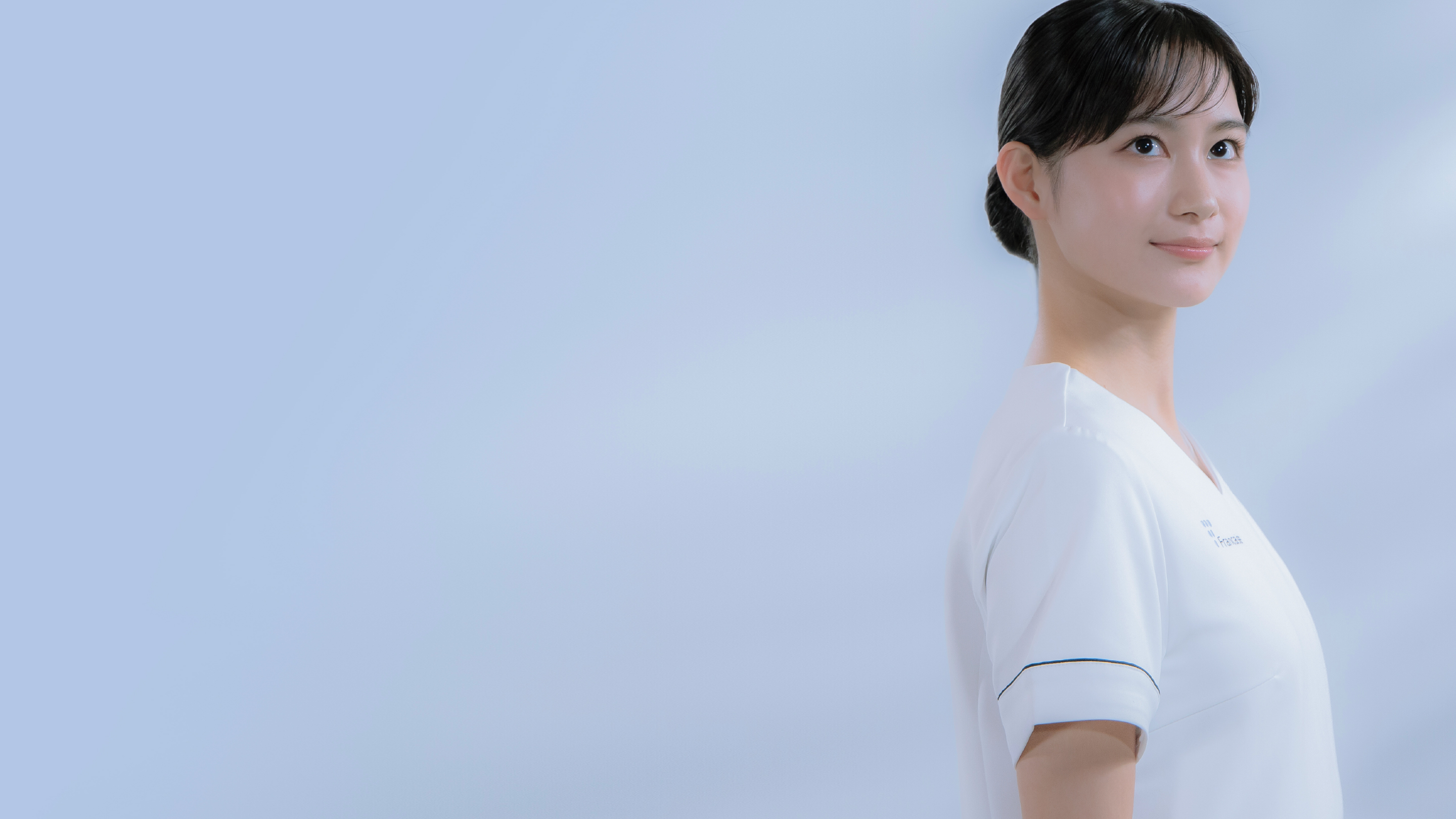 白衣を着た女性の写真