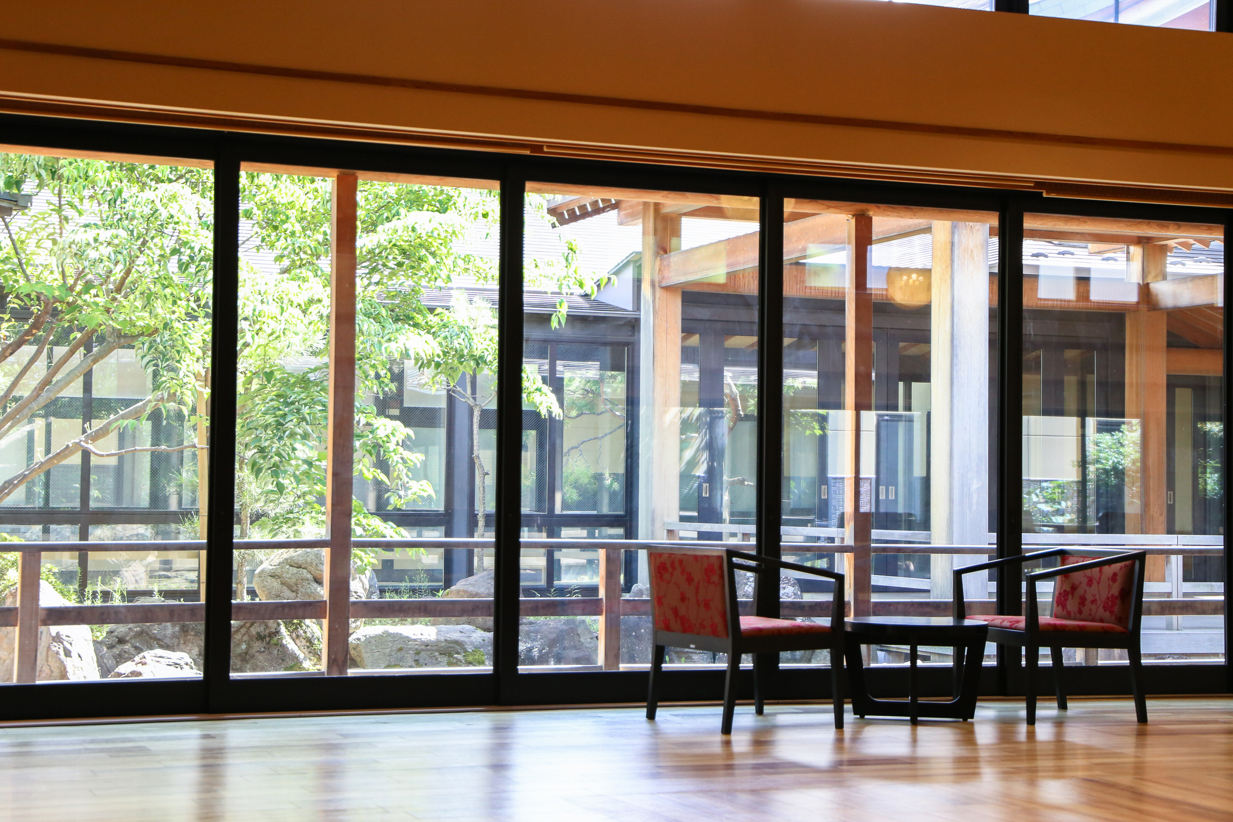 窓から庭園が見える施設内の写真